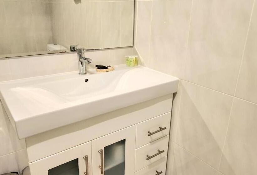 מיטת קינג בסוויטה, The Grand Motel