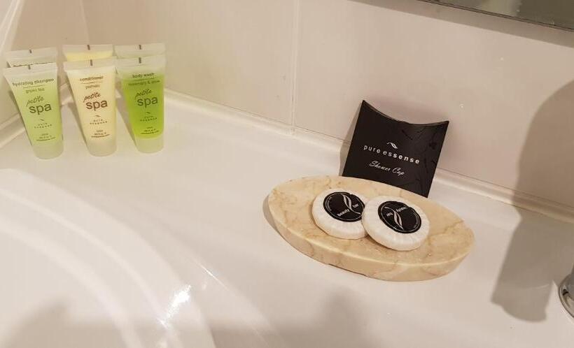 מיטת קינג בסוויטה, The Grand Motel