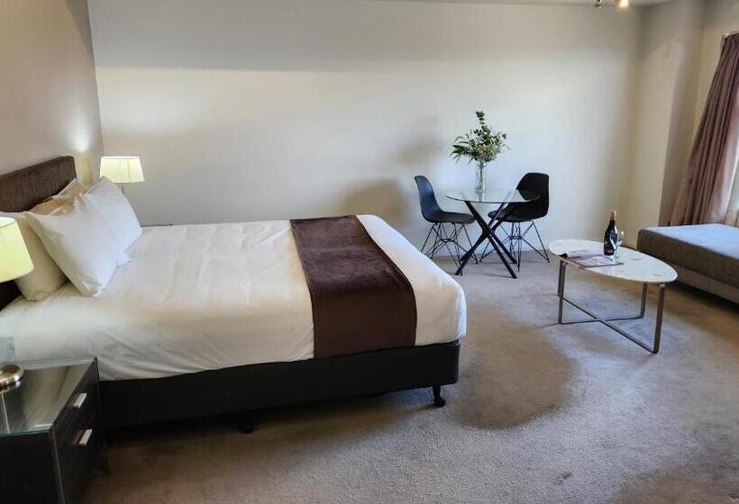 מיטת קינג בסוויטה, The Grand Motel