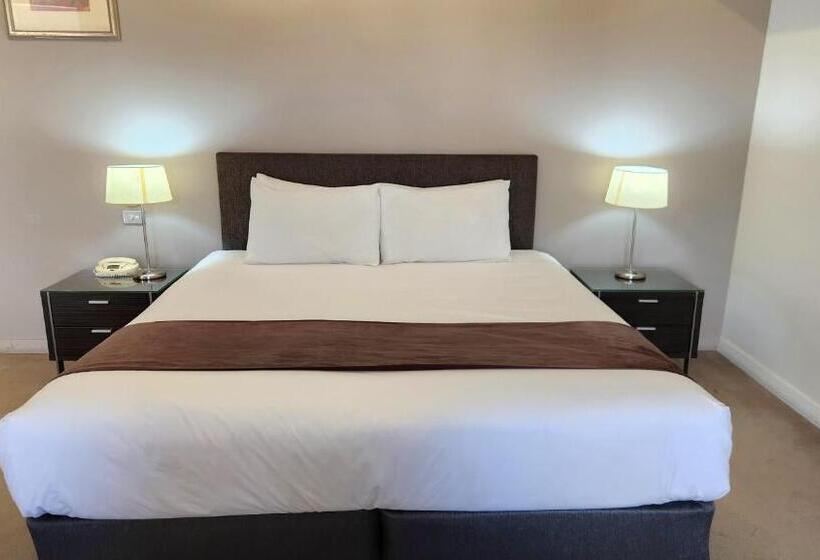 מיטת קינג בסוויטה, The Grand Motel