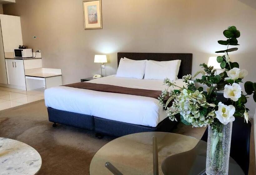 מיטת קינג בסוויטה, The Grand Motel