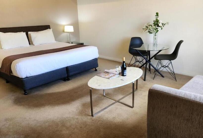 מיטת קינג בסוויטה, The Grand Motel