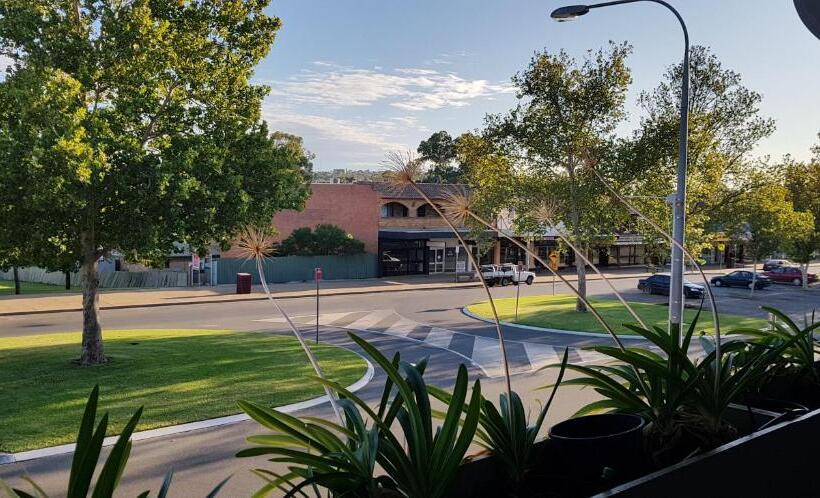 חדר משפחתי דלוקס, The Grand Motel