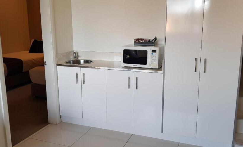 חדר משפחתי דלוקס, The Grand Motel