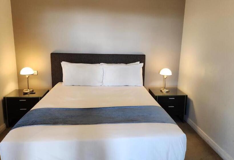 חדר משפחתי דלוקס, The Grand Motel