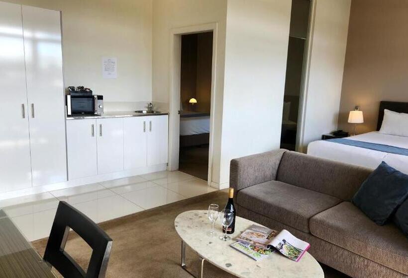 חדר משפחתי דלוקס, The Grand Motel