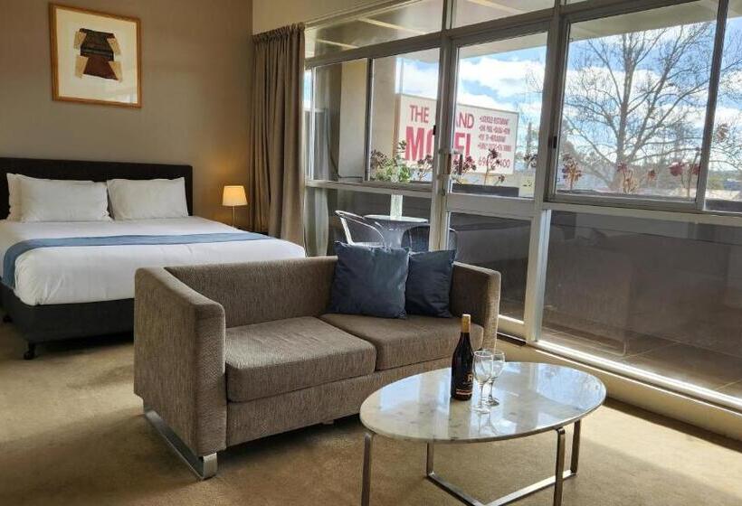 חדר משפחתי דלוקס, The Grand Motel