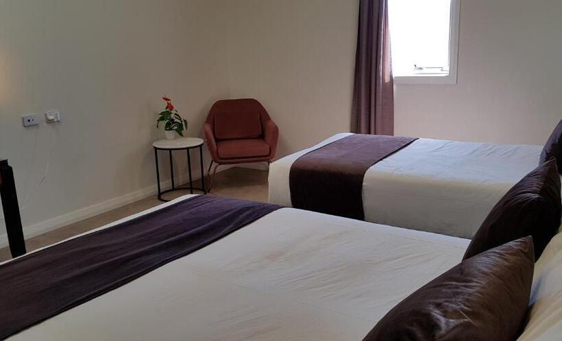 חדר סטנדרט, The Grand Motel