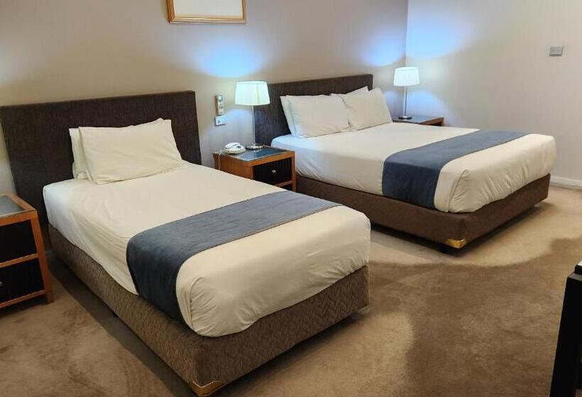 חדר סטנדרט, The Grand Motel