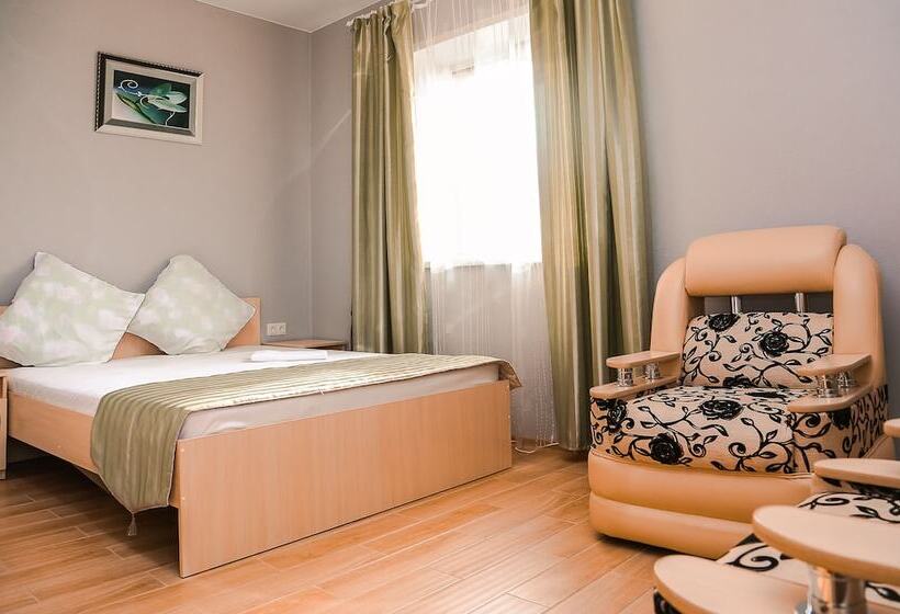 סוויטת ג'וניור, Anturage