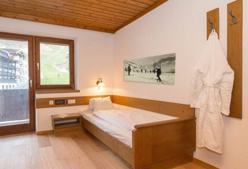 חדר סטנדרט יחיד עם מרפסת, Pinzgauerhof Ski & Bike   Inclusive Evening Dinner