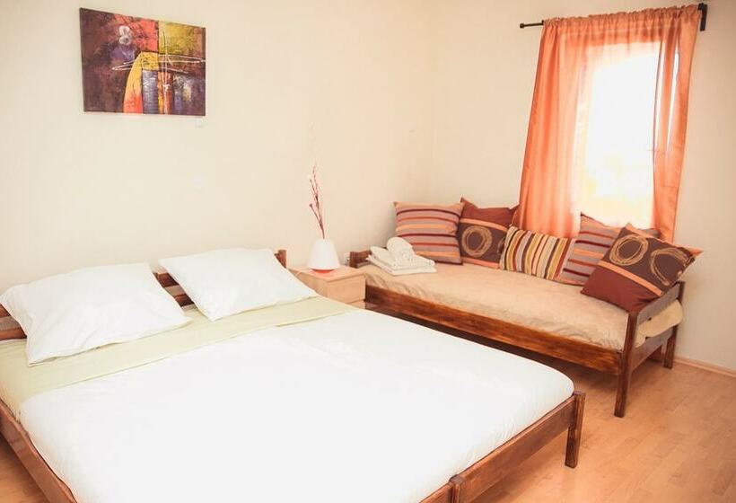 اتاق راحتی با چشمانداز دریا, Villa Gauss