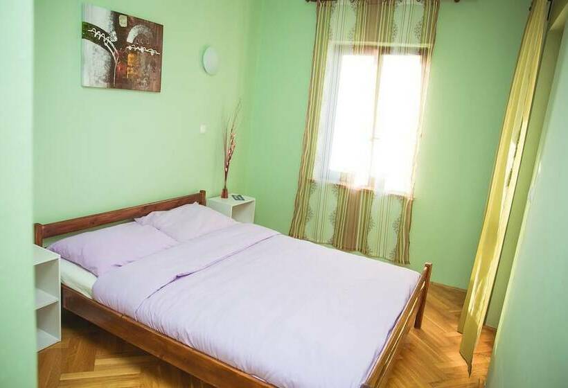 اتاق راحتی با چشمانداز دریا, Villa Gauss