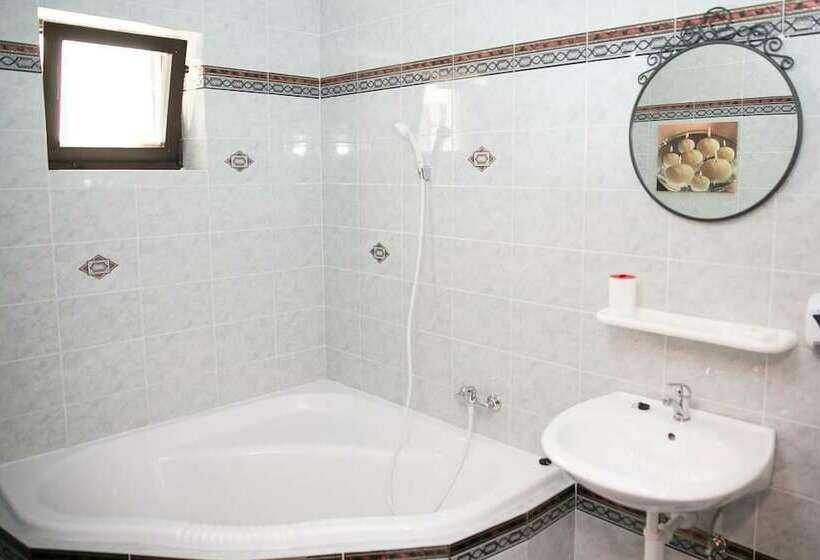 اتاق راحتی با چشمانداز دریا, Villa Gauss