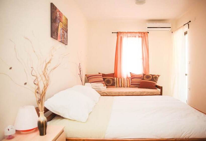 اتاق خانوادگی با چشمانداز دریا, Villa Gauss