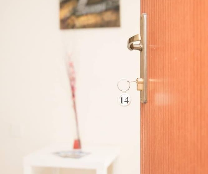 اتاق خانوادگی با چشمانداز دریا, Villa Gauss