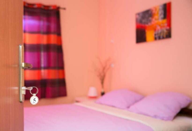 آپارتمان یک خوابه با دری مشترک که هال را جدا می کند., Villa Gauss