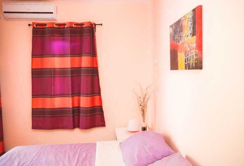 آپارتمان یک خوابه با دری مشترک که هال را جدا می کند., Villa Gauss