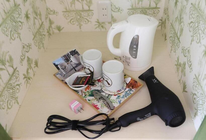 اتاق لوکس, Wellies