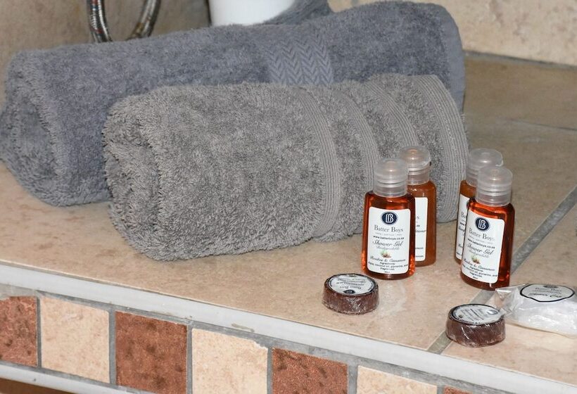 חדר משפחתי, Batter Boys Guest House