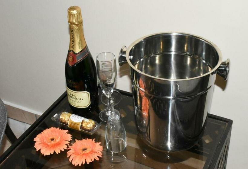 Люкс, Batter Boys Guest House