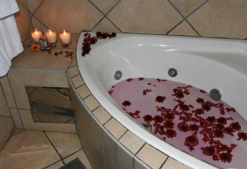 Люкс, Batter Boys Guest House