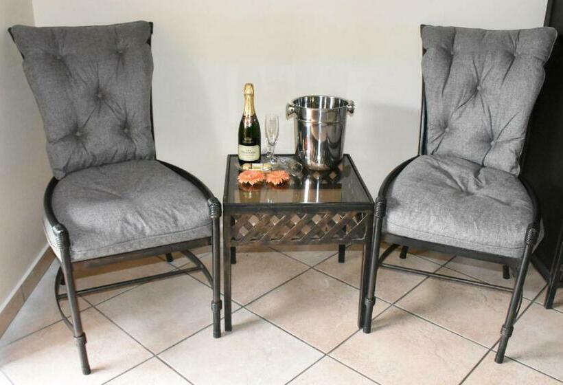 Люкс, Batter Boys Guest House