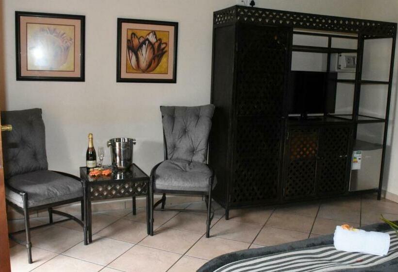 Люкс, Batter Boys Guest House