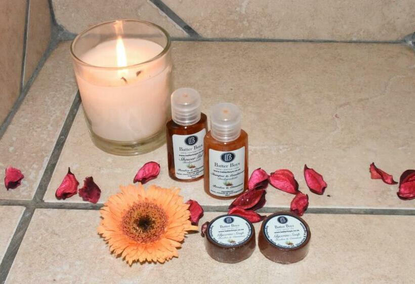 Люкс, Batter Boys Guest House