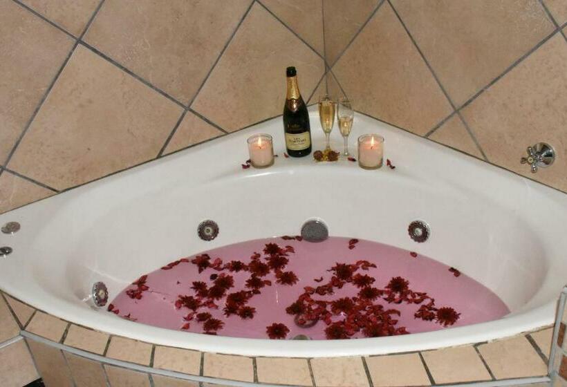 Люкс, Batter Boys Guest House