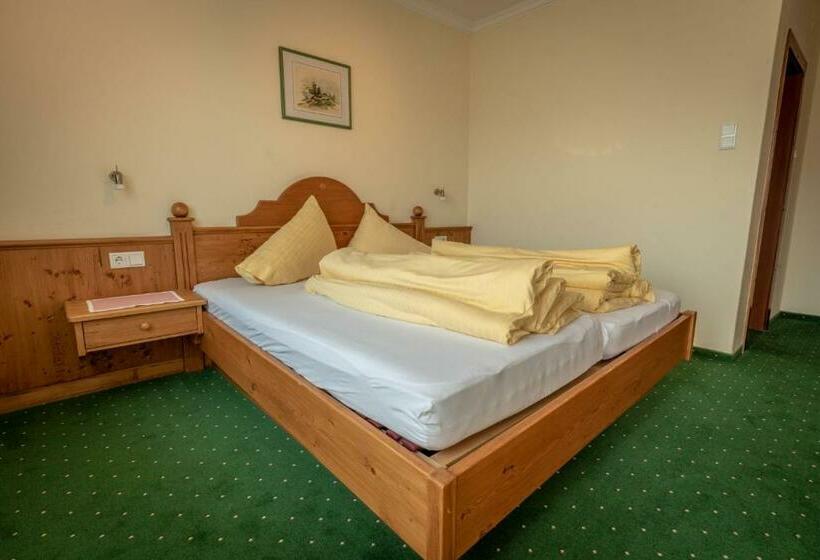 חדר סטנדרט לשלושה עם מרפסת, S Wirtshaus By Alpine Genusswelten