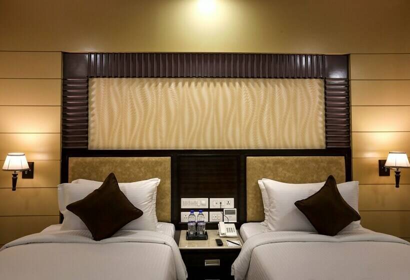 חדר דלוקס, Aadithya