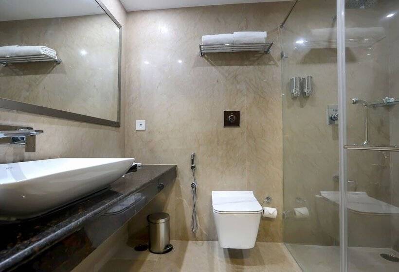 חדר דלוקס, Aadithya