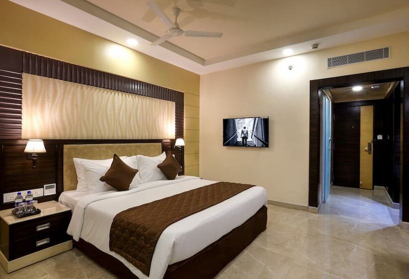 חדר דלוקס, Aadithya