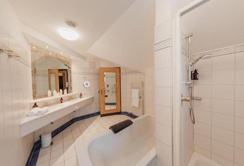 جناح جونيور, Lü   Adults Only