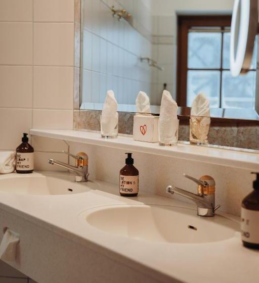 جناح جونيور, Lü   Adults Only