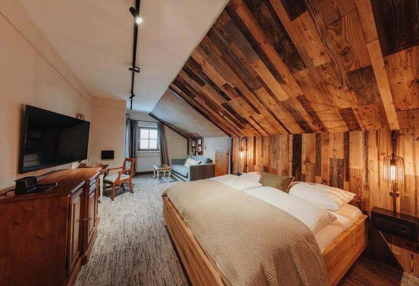 جناح جونيور, Lü   Adults Only