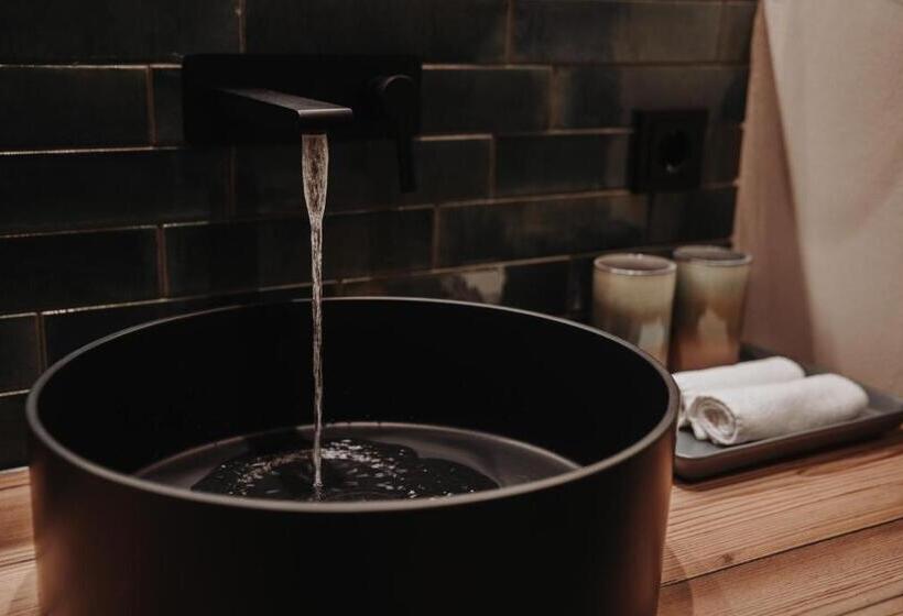 جناح جونيور, Lü   Adults Only