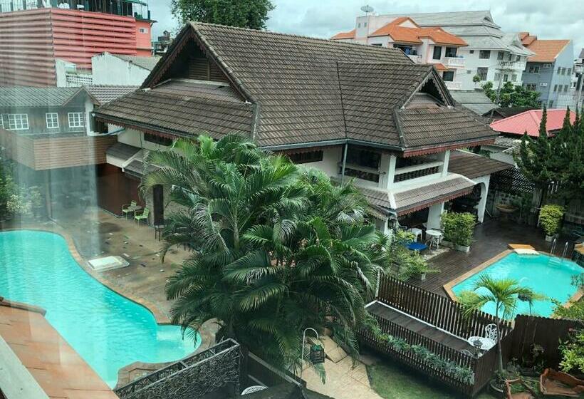 غرفة قياسية ثلاثية مطلة علي حمام السباحة, Md Boutique