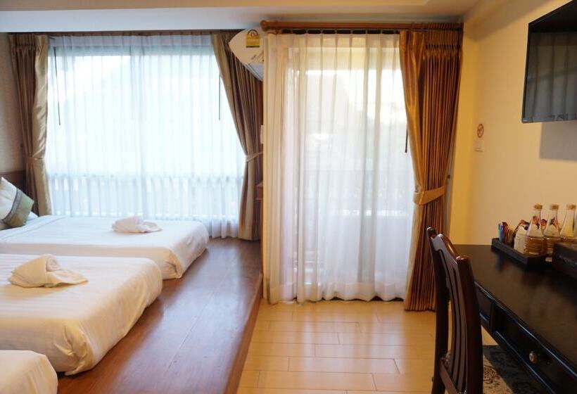 غرفة قياسية ثلاثية مطلة علي حمام السباحة, Md Boutique