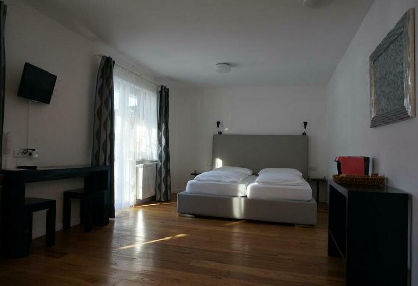 جناح جونيور مزوَّد بشرفة, Villa 7