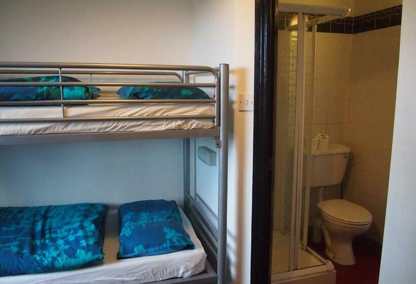 스탠다드 4인용 룸 공용 욕실, Cashel Holiday Hostel