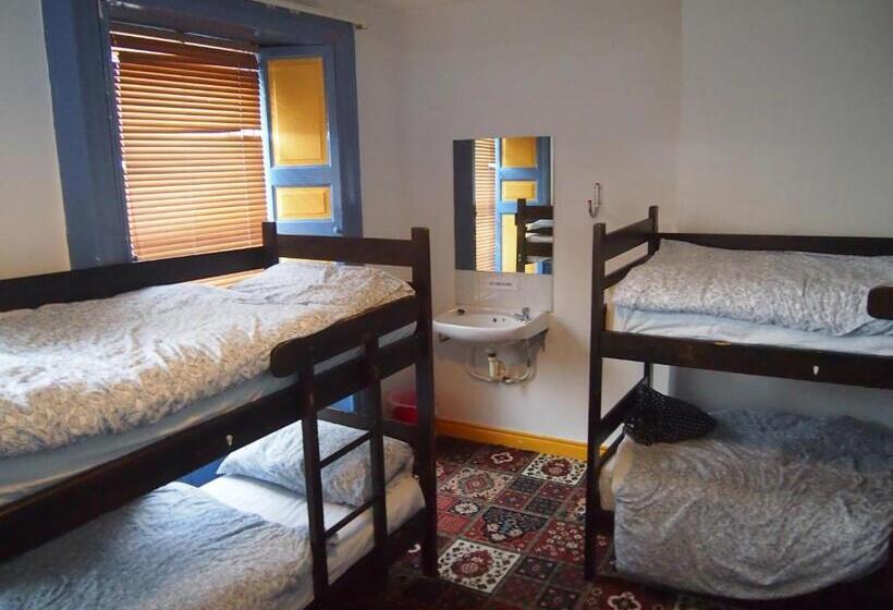 공용 욕실 구비 공동 객실 내의 침대, Cashel Holiday Hostel