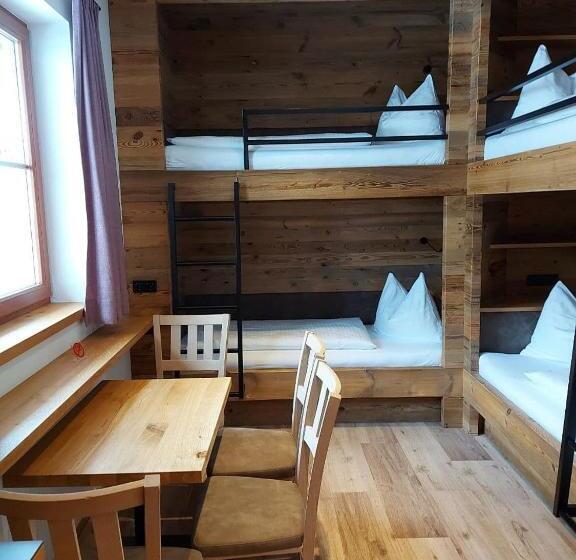 חדר סטנדרט לשלושה, Starjet