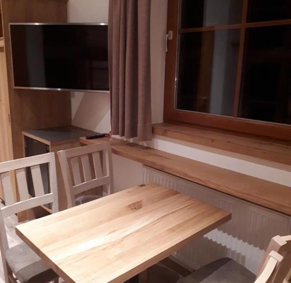 חדר סטנדרט לשלושה, Starjet