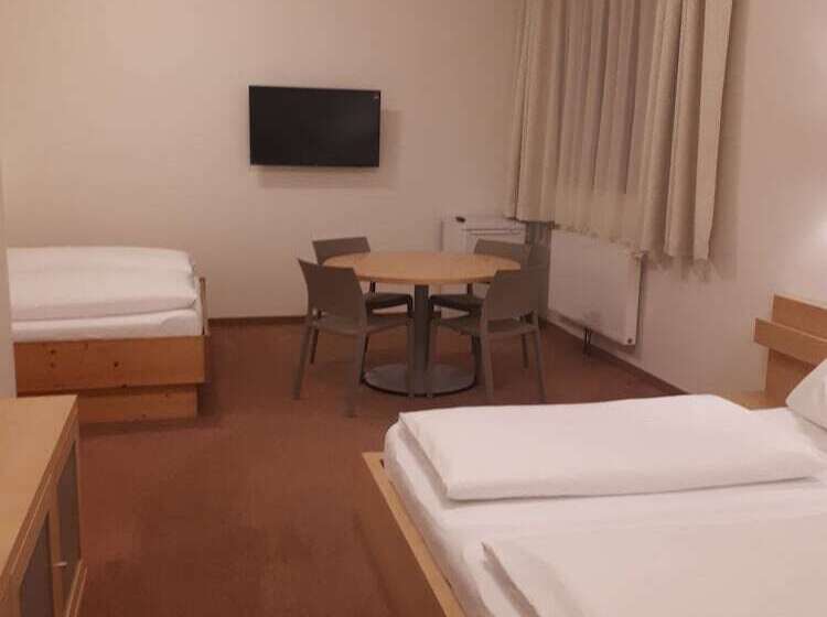 חדר סטנדרט לשלושה, Starjet