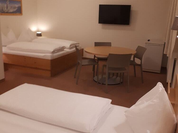 חדר סטנדרט לשלושה, Starjet