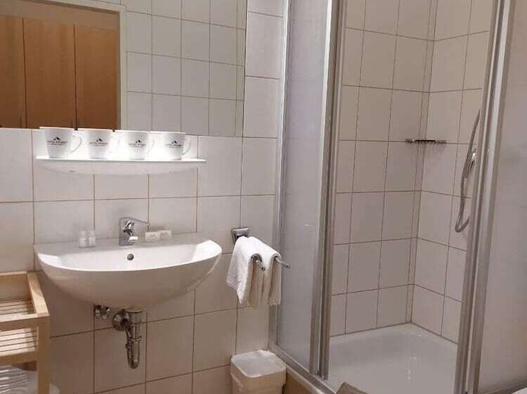 חדר סטנדרט לשלושה, Starjet