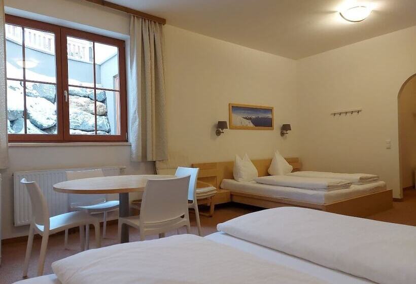 חדר סטנדרט לשלושה, Starjet