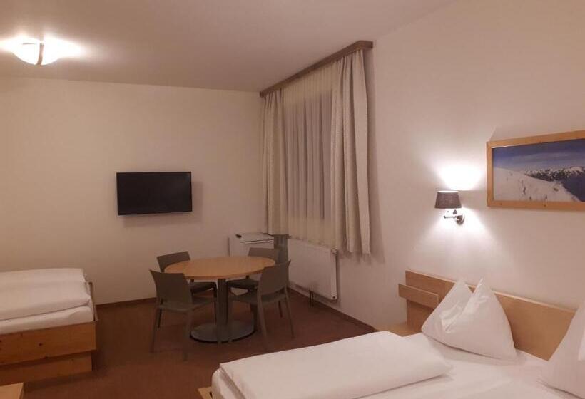 חדר סטנדרט לשלושה, Starjet